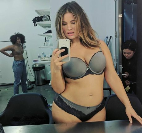 Tara Lynn nude star image