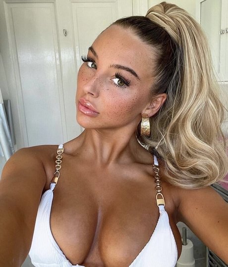 Beth Amelia model top photo