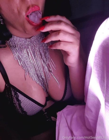 hotsexymommy69 sexy model photo