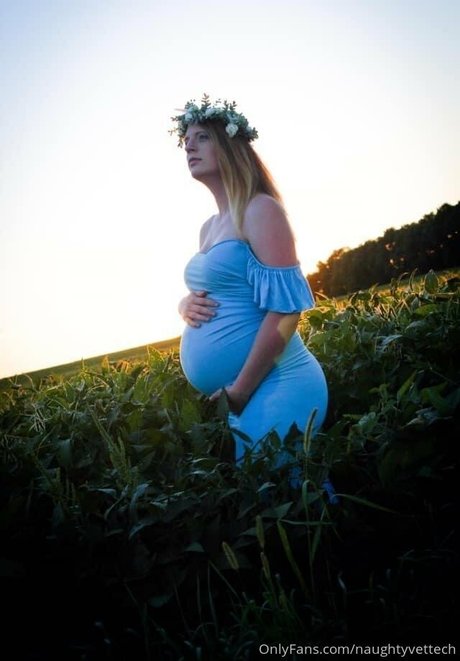 naughtyvettech model naked photo