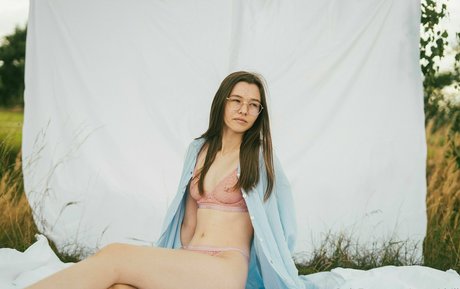 emmi hill model exclusive pics