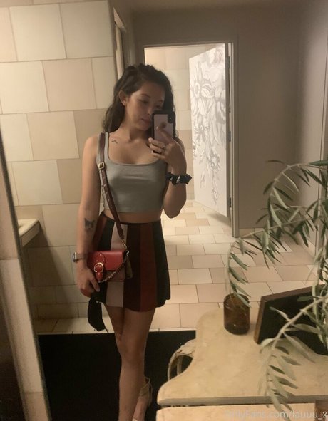 lauuu x exclusive model image