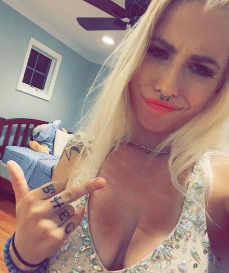 Awholeassmessbpd exclusive star photos