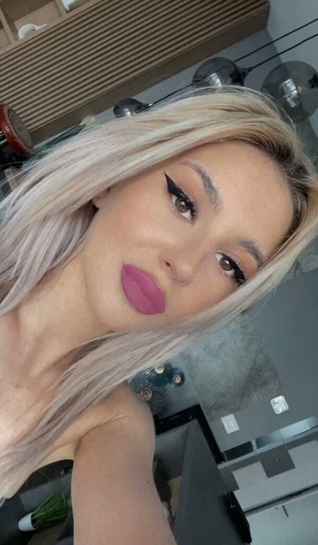 Tessa Maven model naked picture