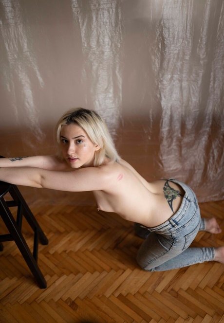 Simge Akkus sex model picture