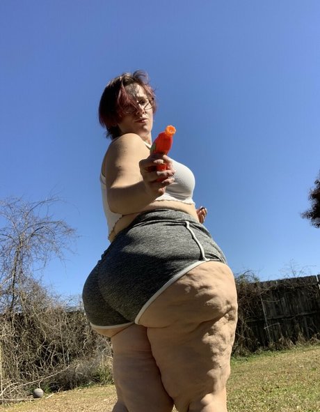 hourglassleigh star naked pic