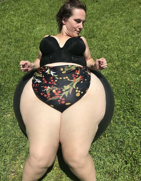 hourglassleigh actress picture