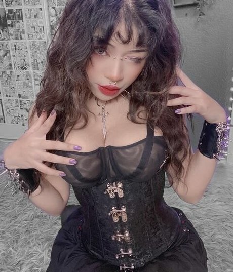 Distortedeyes naked model pic