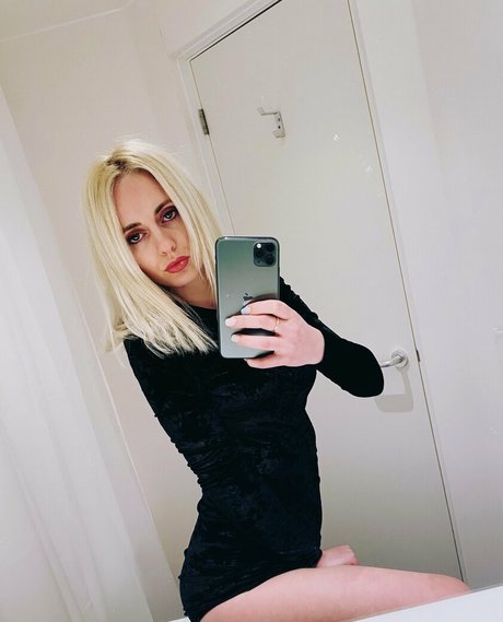 laraonelove star top image