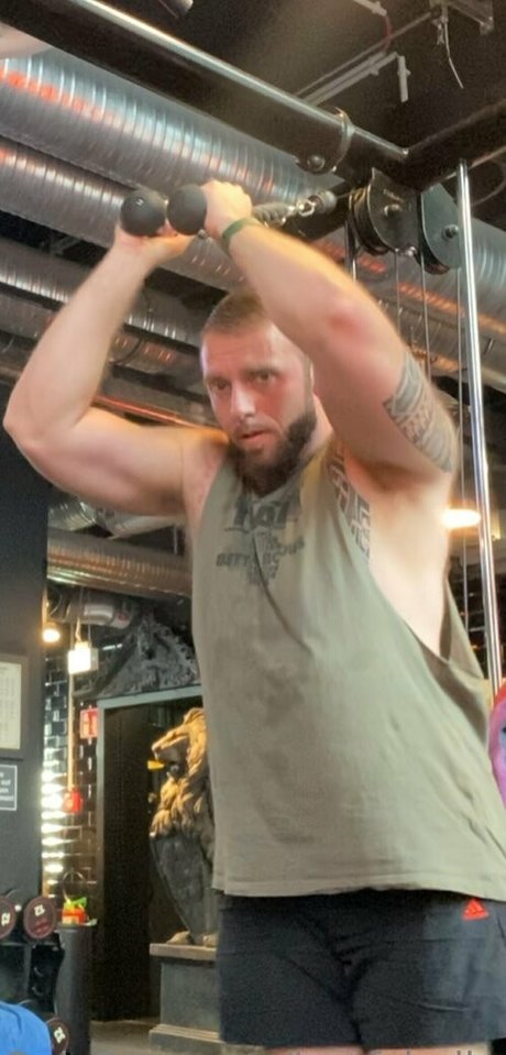 beefybullp sexy model pic