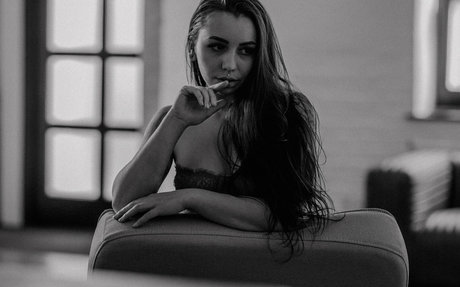 lesbian kissing onlyfans hd img