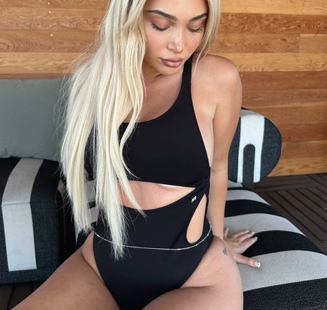 Camaryn Swanson model hot pic