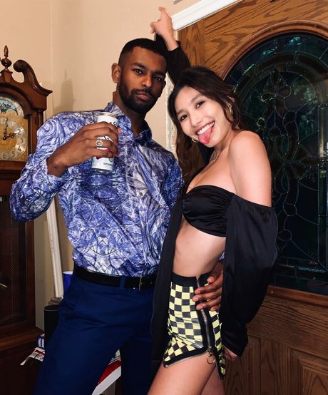 Dommmi erotic model pic