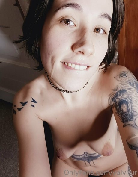 valvifur naked star img