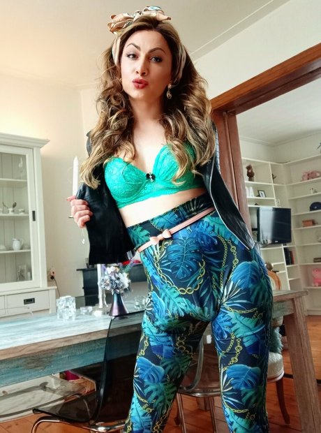 bulgequeen hot actress pictures