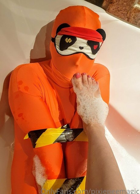 pixiepeemagic model naked picture