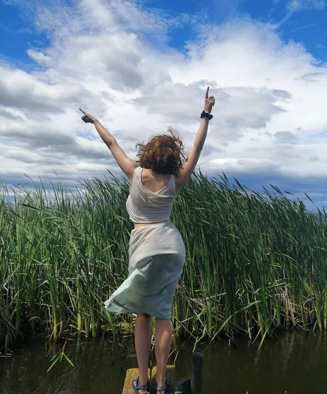 onasinova hot actress img