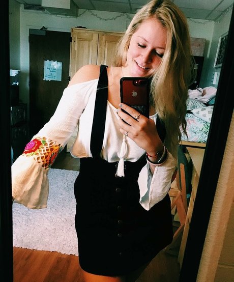 Bridget N nude model picture