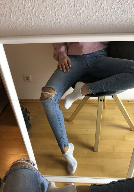 sarahs socks model top image