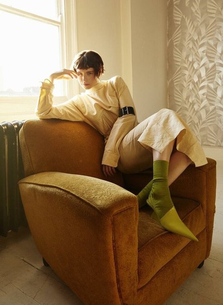 Jessie Buckley model art picture