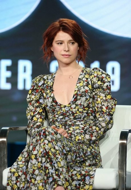 Jessie Buckley adult actress image
