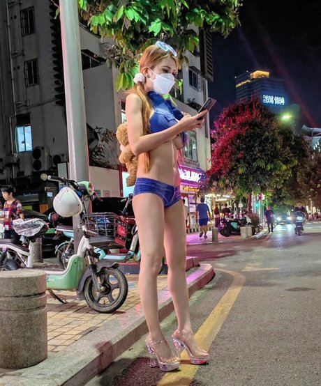 SexyCyborg adult model pic