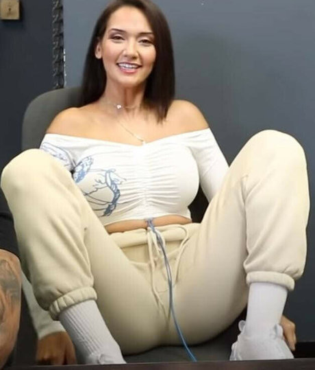 Geo Antoinette model sexy pictures