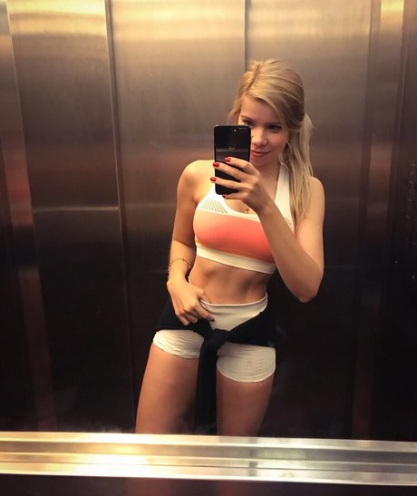 Izza Kowalski model top image