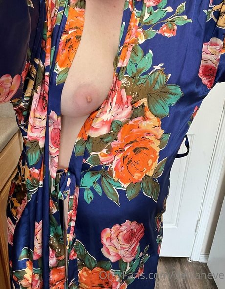 delilaheve star naked gallery