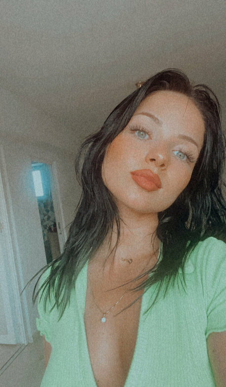 yourgoddess4ever model sexy pictures