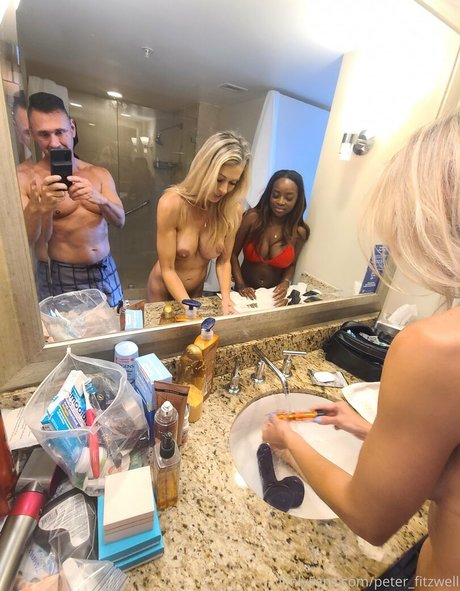 Naomi Foxxx sexy pornstar photos