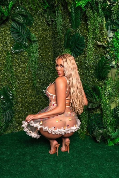 skinny shemale onlyfans hot sexy pic