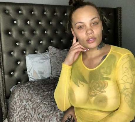 SaraGold free model image