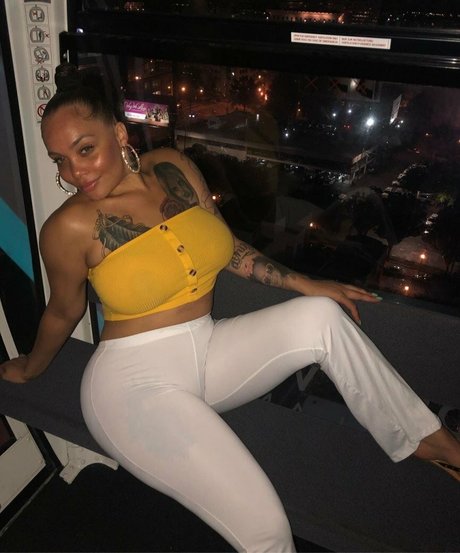 SaraGold star sexy galleries