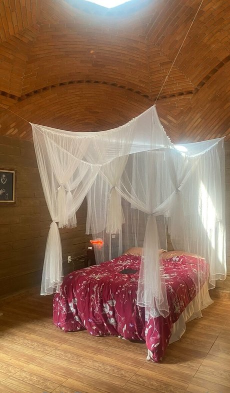 erosauclair model exclusive pics