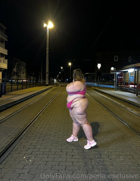 perla exclusive sexy actress picture