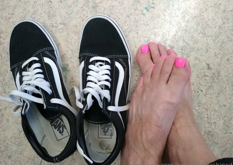 barefootworshiped top model photo