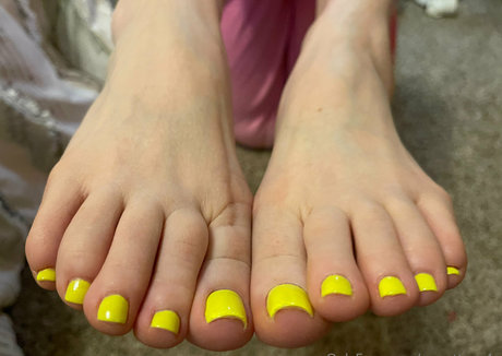 sweettoes4u naked pornstar pic