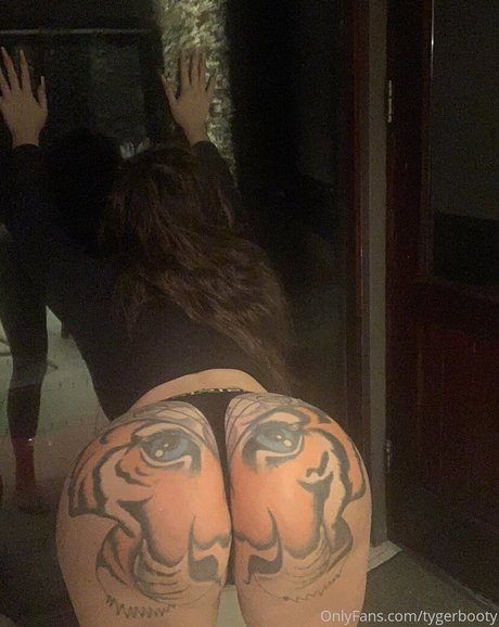 tygerbooty model naked pic