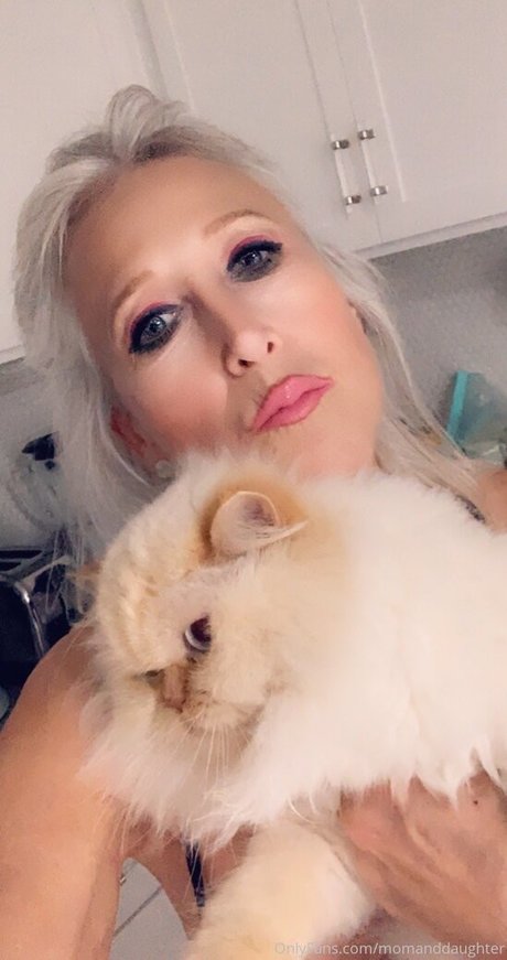 momanddaughter sexy actress pics