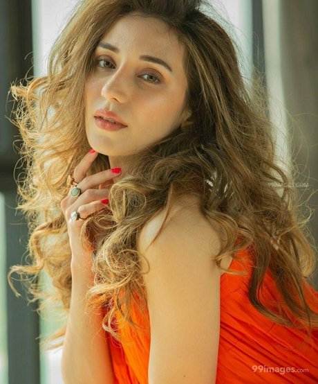 Heli Daruwala erotic actress pic