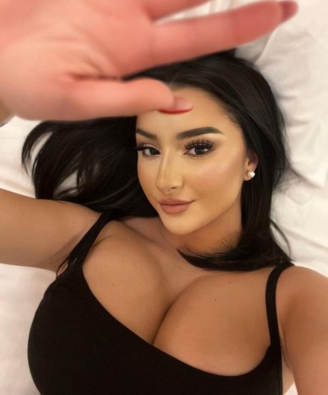 am hailil beautiful actress img