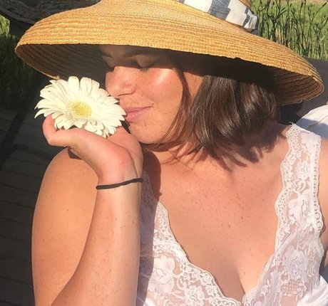 Mirra R model porn pictures