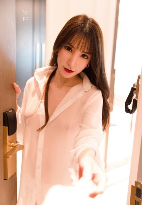Zhou Yuxi erotic pornstar img