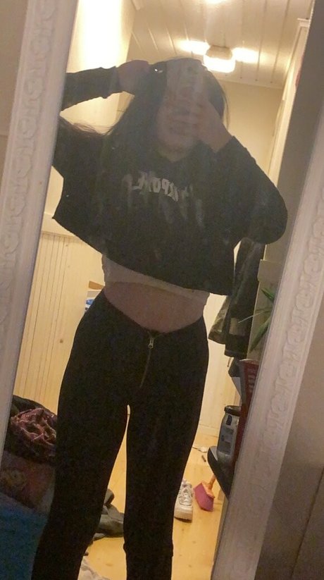 elidaav naked model picture