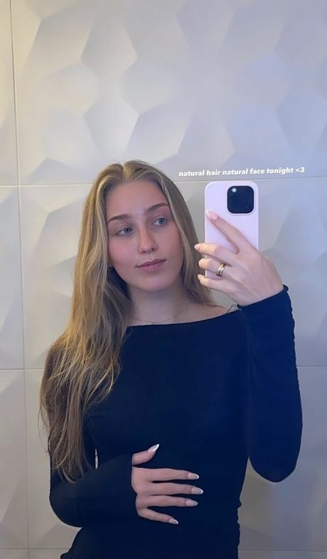 Juliette Bossu pretty model pic