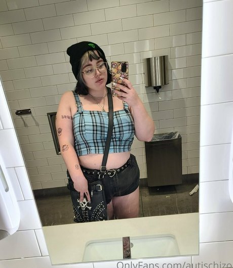 autischizo model hot photos