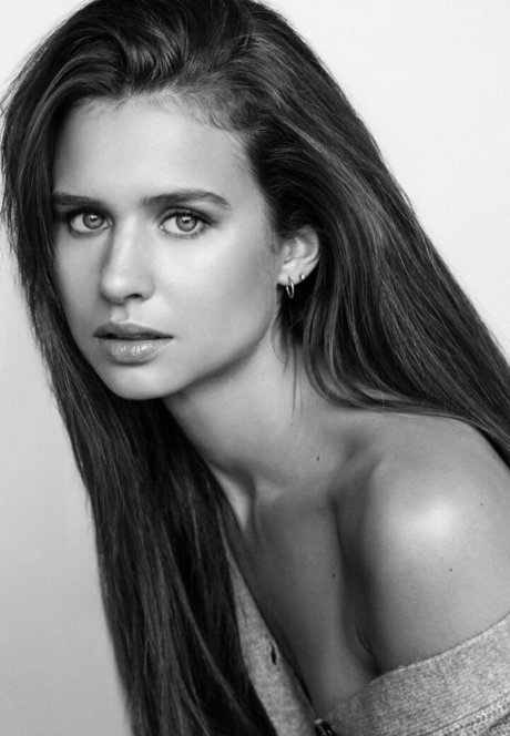 Avery Konrad model sexy img