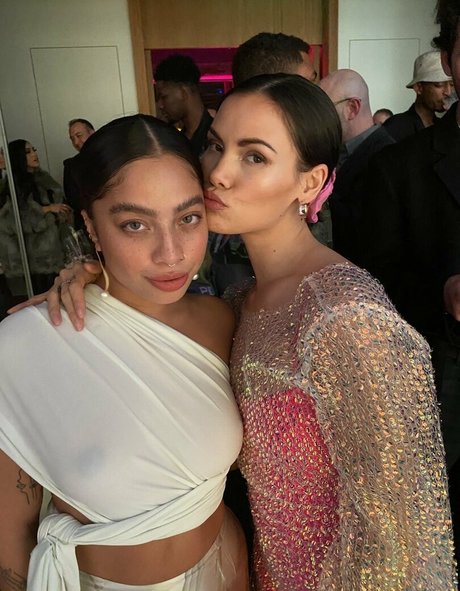 Kiana Lede art actress galleries