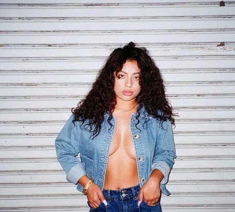 Kiana Lede sexy actress img